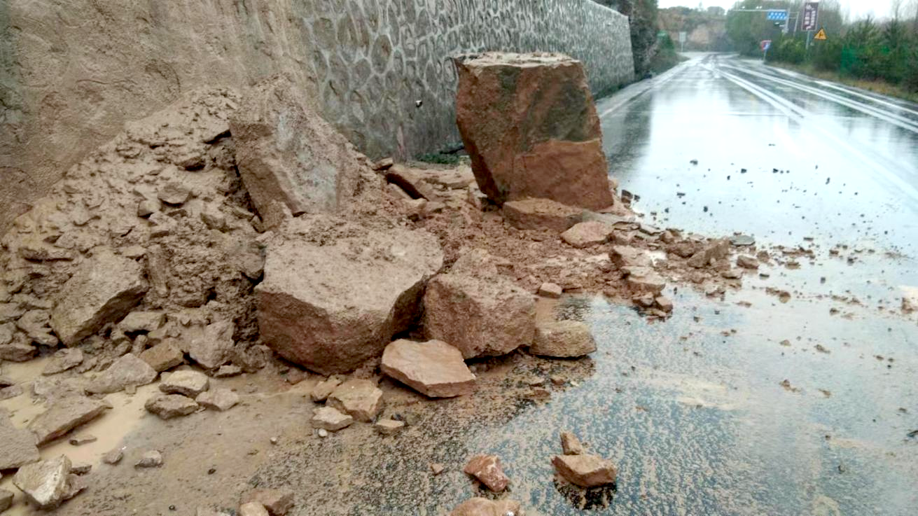 路保姆冒雨奋战 抢险保通县公路(图1) 路保姆冒雨奋战 抢险保通县公路(图1)