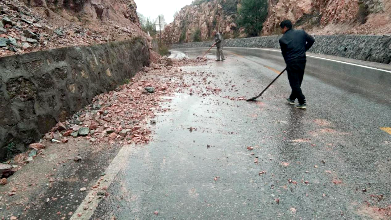 路保姆冒雨奋战 抢险保通县公路(图2) 路保姆冒雨奋战 抢险保通县公路(图2)