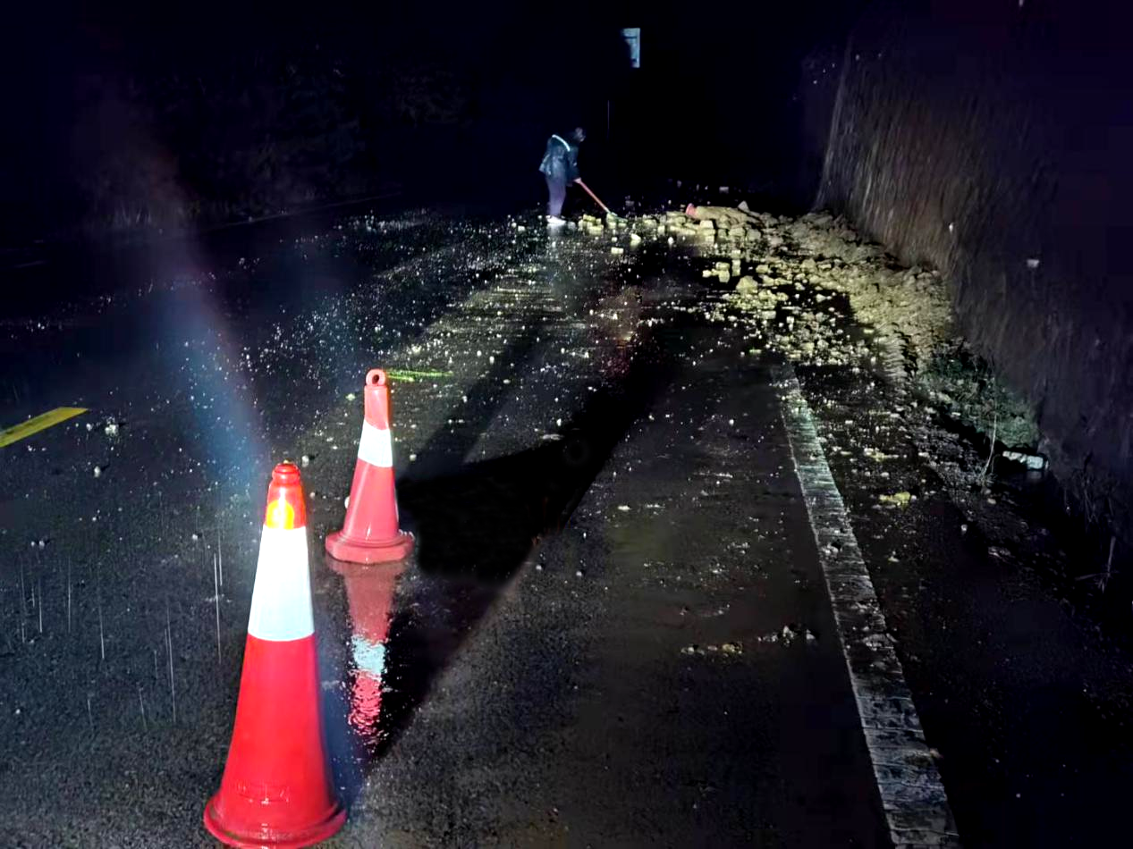 路保姆冒雨奋战 抢险保通县公路(图4) 路保姆冒雨奋战 抢险保通县公路(图4)