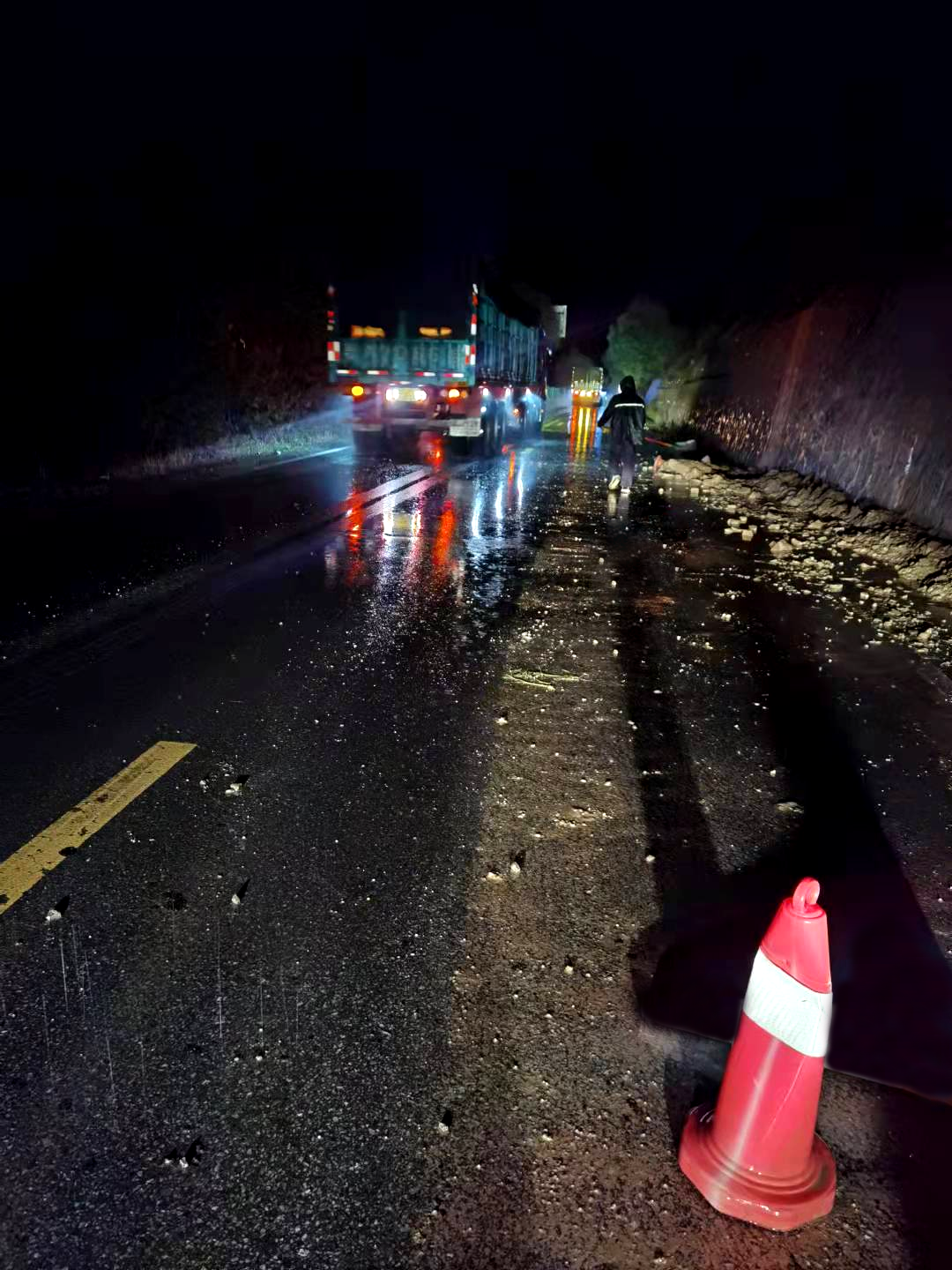 路保姆冒雨奋战 抢险保通县公路(图5) 路保姆冒雨奋战 抢险保通县公路(图5)
