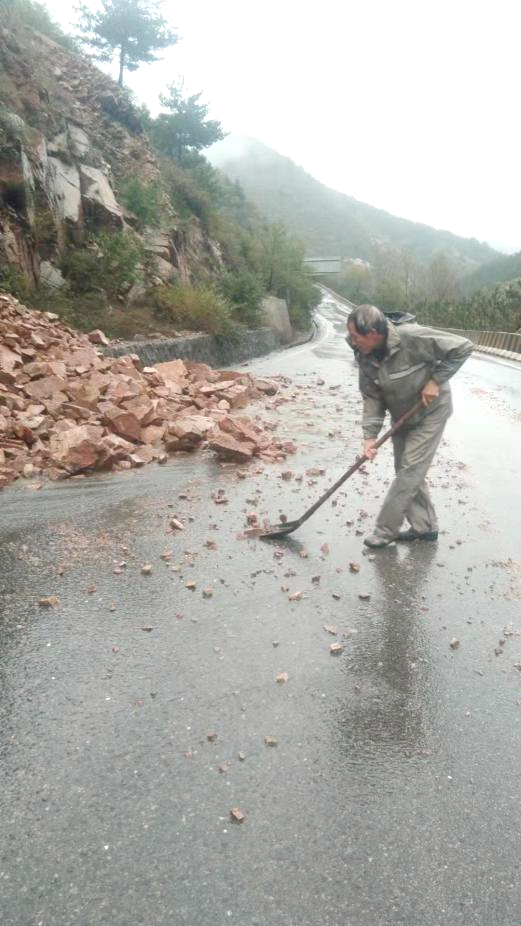 路保姆冒雨奋战 抢险保通县公路(图3) 路保姆冒雨奋战 抢险保通县公路(图3)