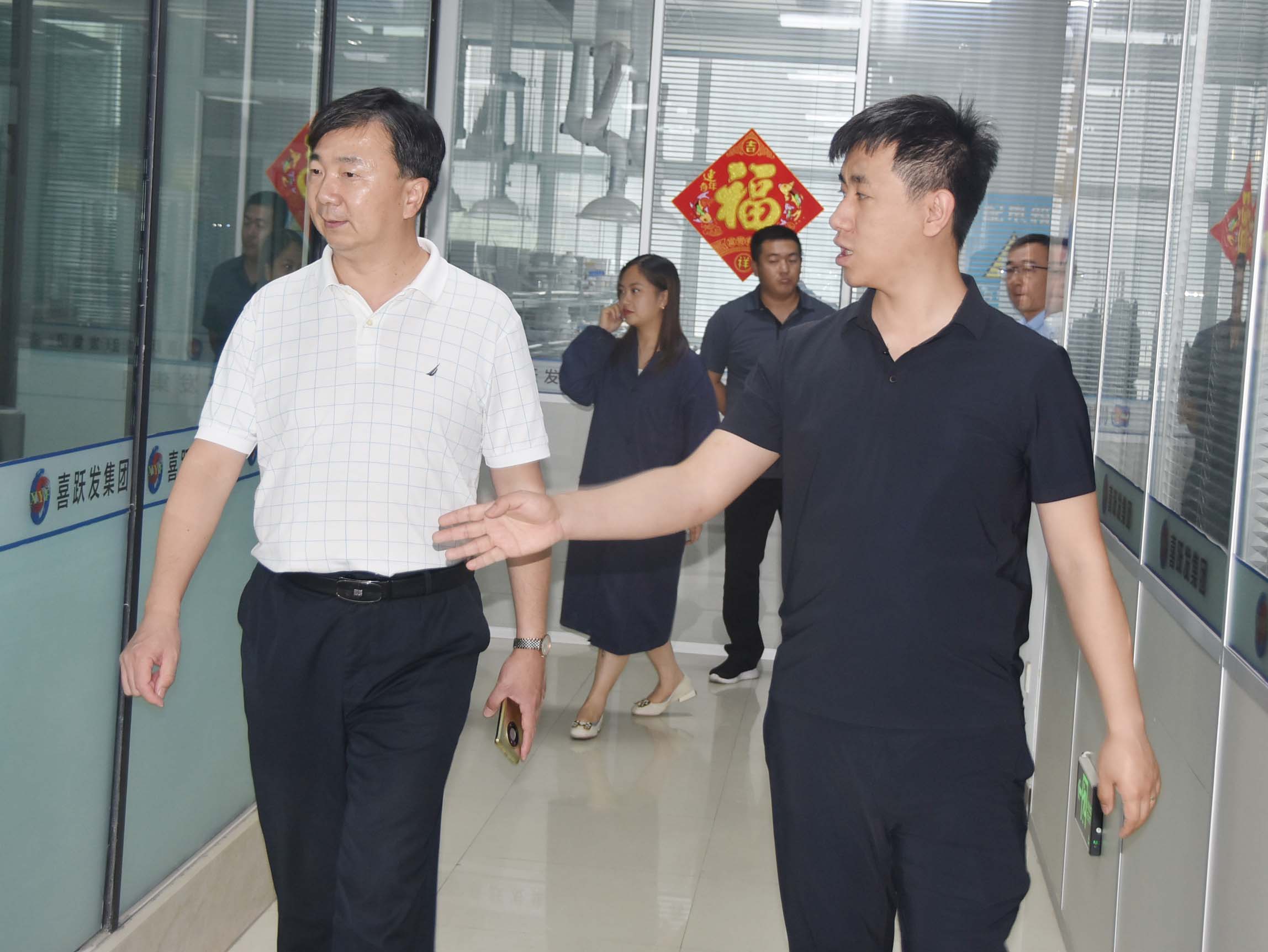 日照交通能源发展集团领导一行到喜跃发集团考察交流(图3)