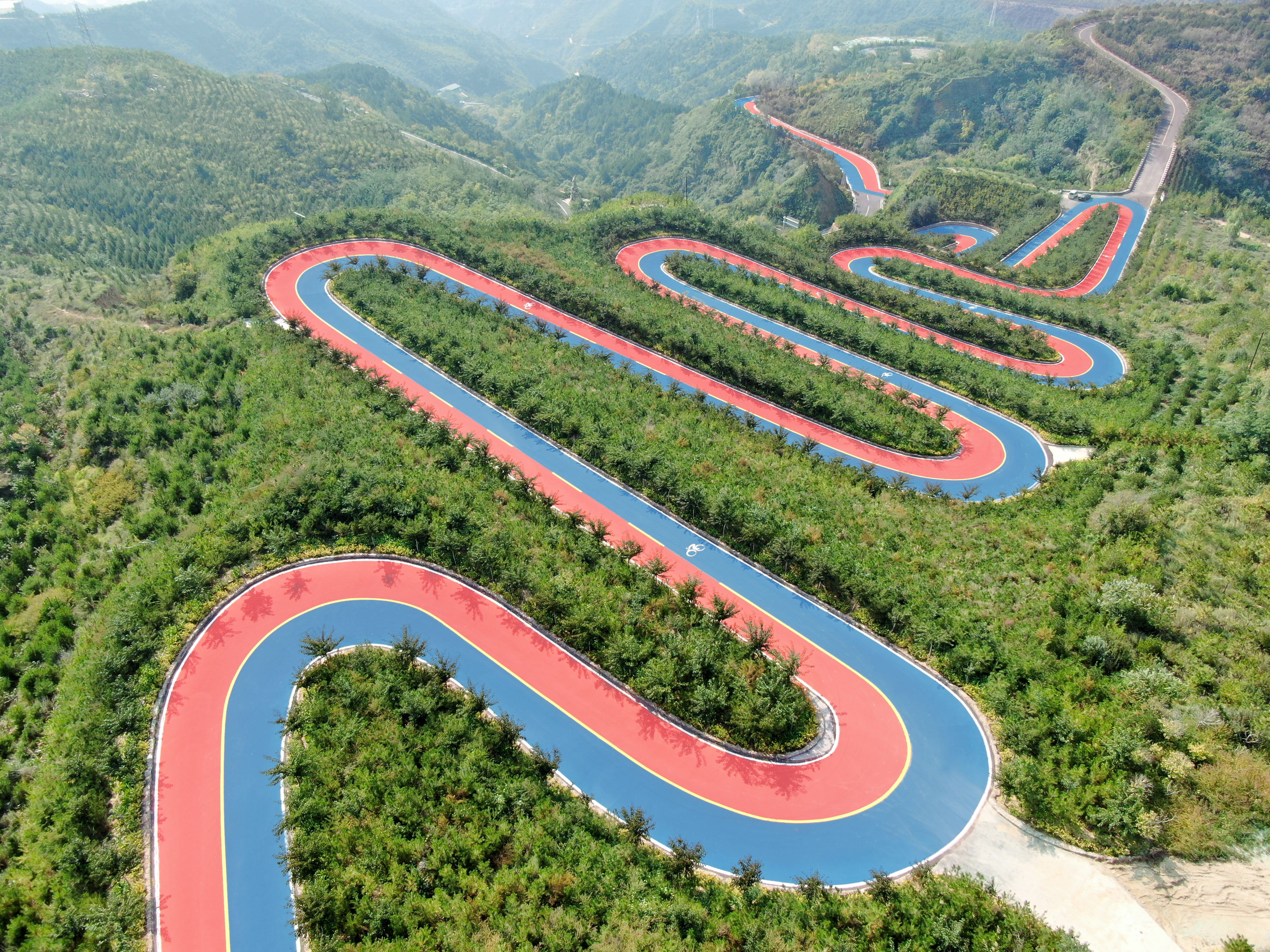 国际自行车赛道（西山彩虹公路）_看图王.jpg