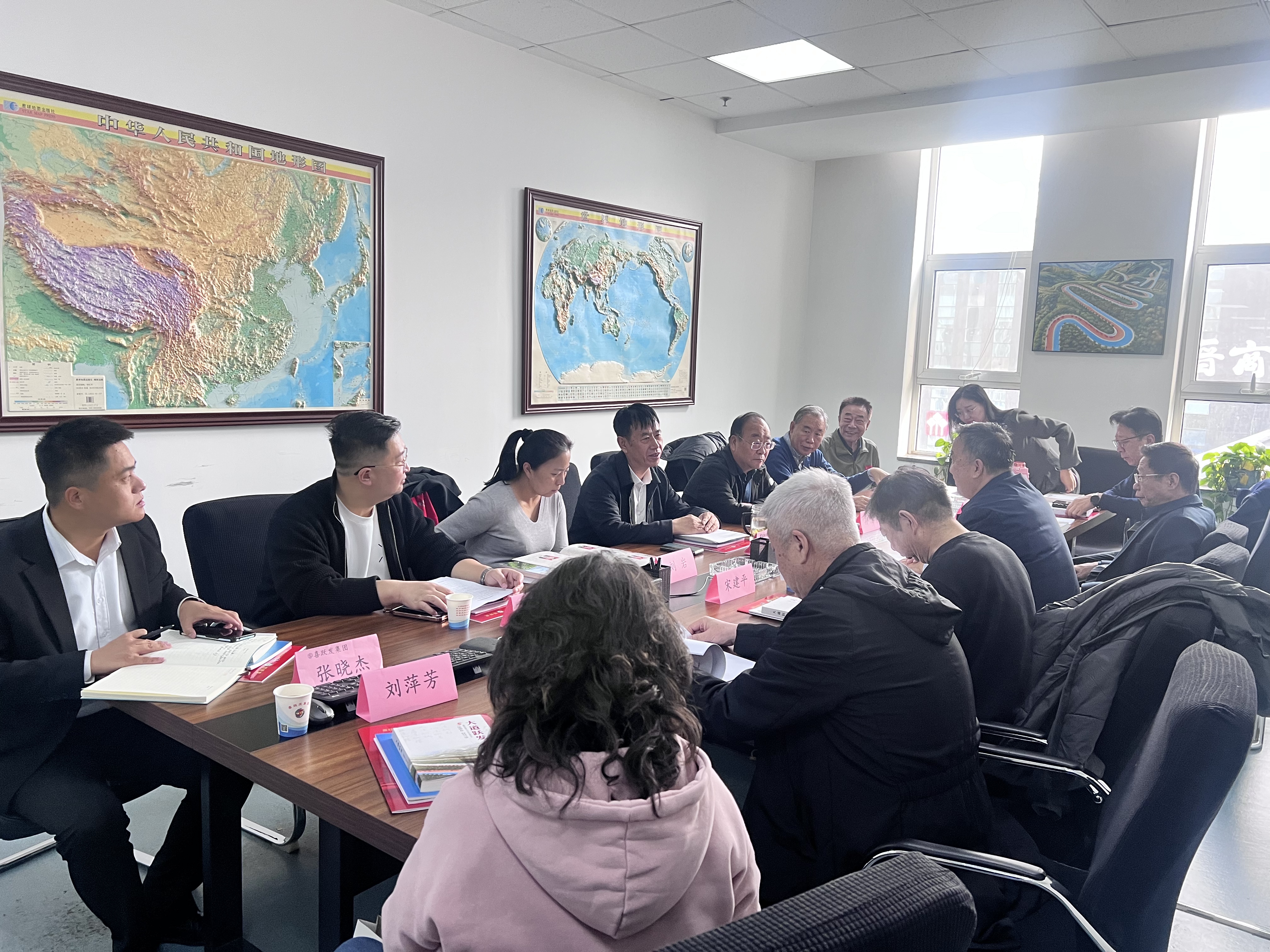 太原市企业和企业家联合会会长办公会在喜跃发集团召开(图2) 微信图片_20241119135359.jpg