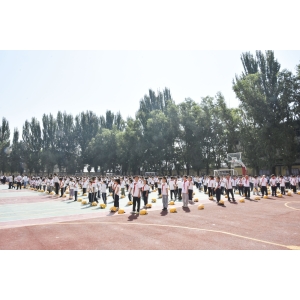 警企携手护幼苗 安全头盔伴童年 喜跃发集团向阳曲三校捐赠5300顶安全头盔