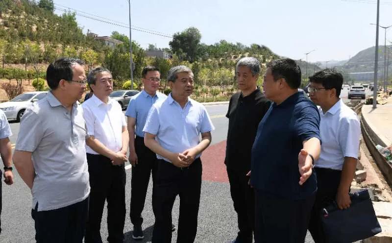 重磅,我公司承建的又一条彩虹路亮相太原东山,为中国共产党成立99周年献礼(图2) 重磅,我公司承建的又一条彩虹路亮相太原东山,为中国共产党成立99周年献礼(图2)