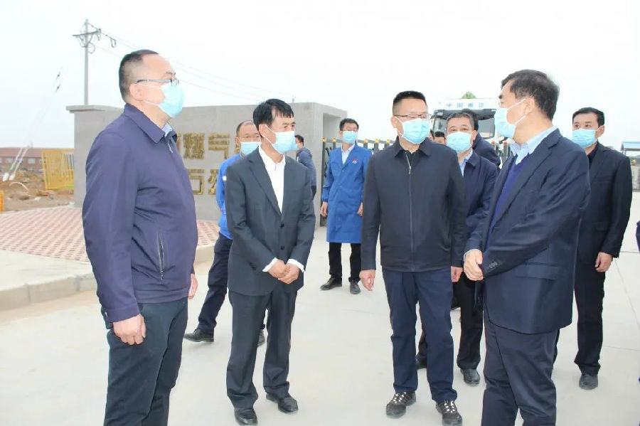 晋城市委副书记、代市长王震一行莅临我公司承建的泽州产业园区项目考察调研(图2)
