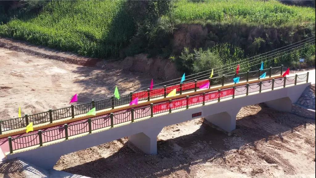 精准扶贫献爱心 桥梁竣工获嘉奖——喜跃发集团捐建两座爱心桥正式竣工(图1)