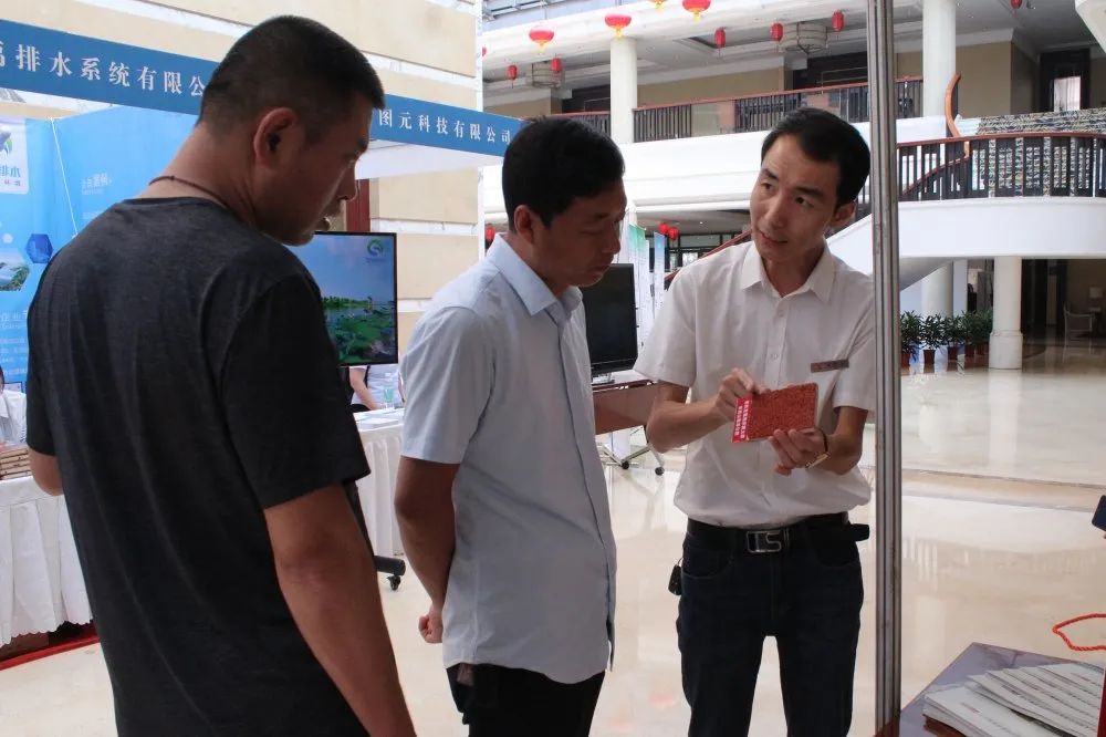 喜跃发被评为“山西省市政公用事业协会市政工程工程分会副会长单位”(图4) 喜跃发被评为“山西省市政公用事业协会市政工程工程分会副会长单位”(图4)