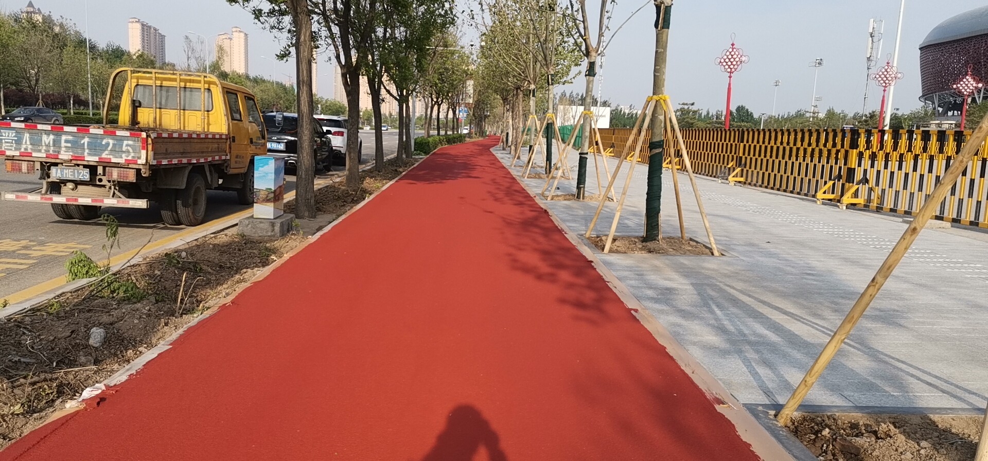 红灯笼体育场彩色路面(图1)
