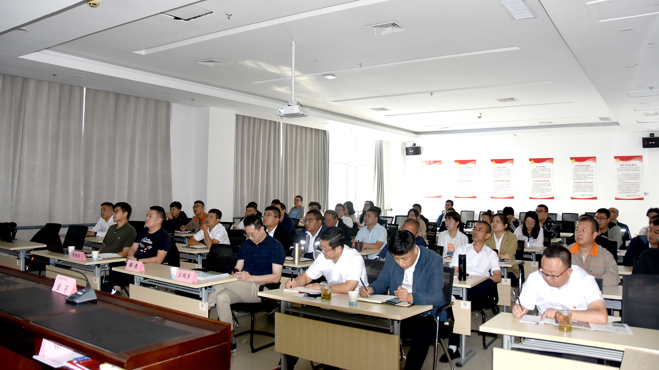 喜跃发集团组织召开公路行业规范解读及管养数字化专题培训会(图1) 喜跃发集团组织召开公路行业规范解读及管养数字化专题培训会(图1)