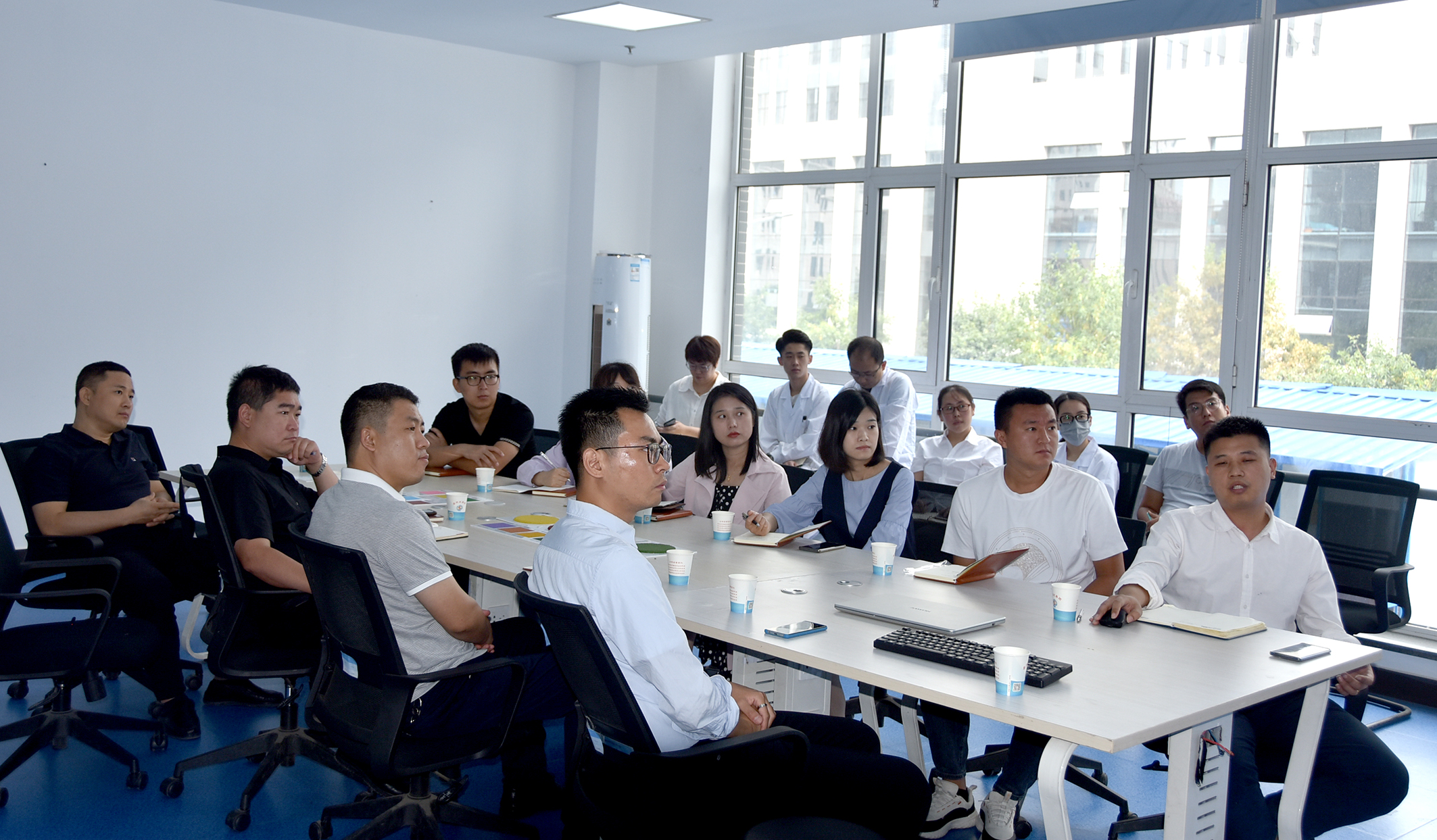 喜跃发集团与正道设计院进行道路新材料学术交流(图1)