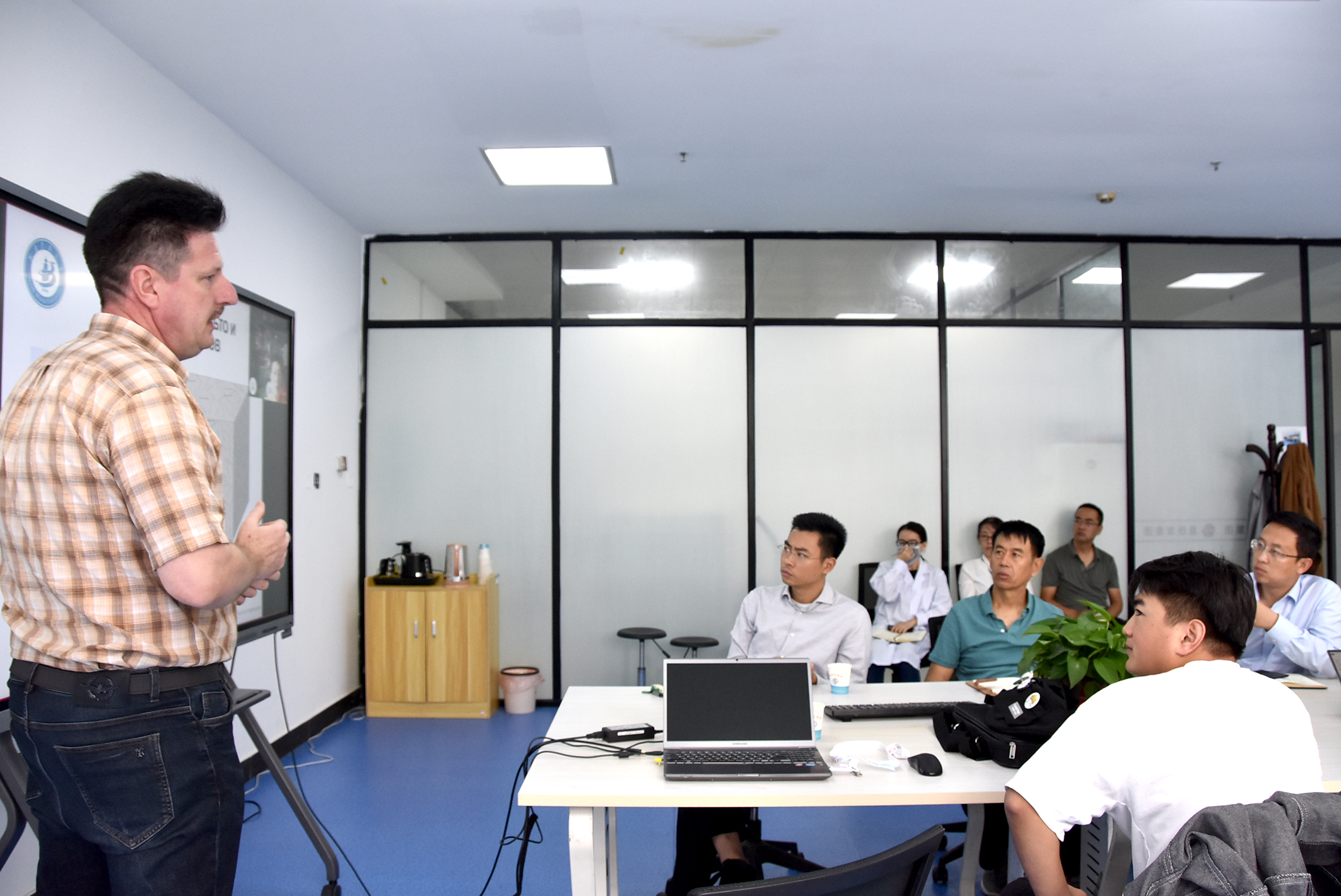 乌克兰国家科学院工程学院院士访问喜跃发集团(图1)