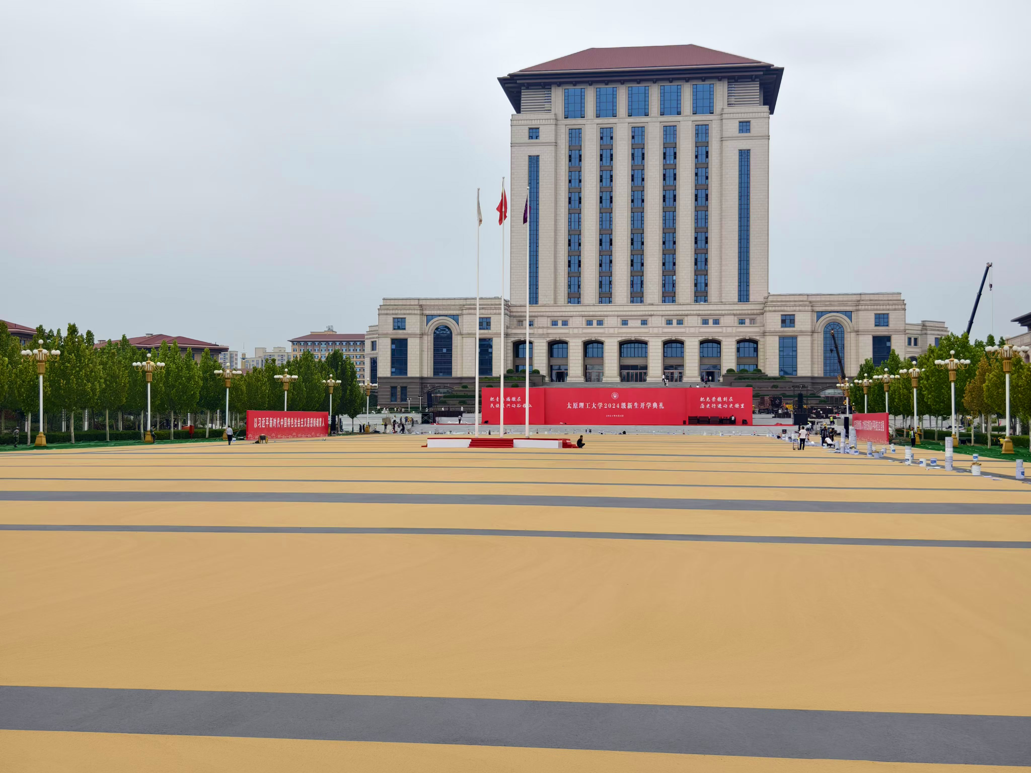 太原理工大学明向校区图书馆南广场